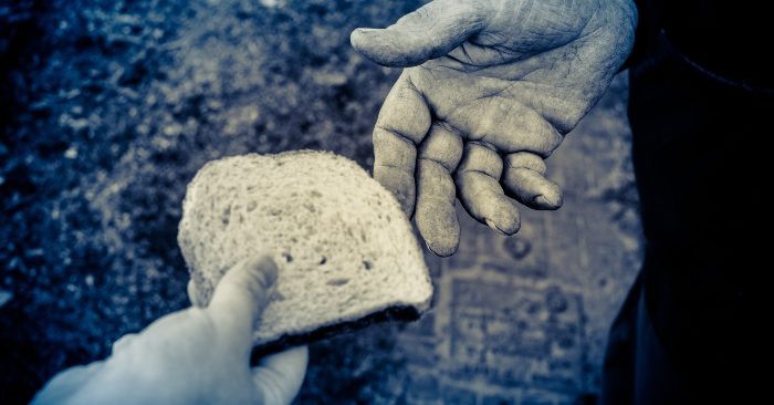 Thẩm phán xét xử bà lão nghèo ăn trộm bánh mì khiến mọi người “tâm phục khẩu phục”